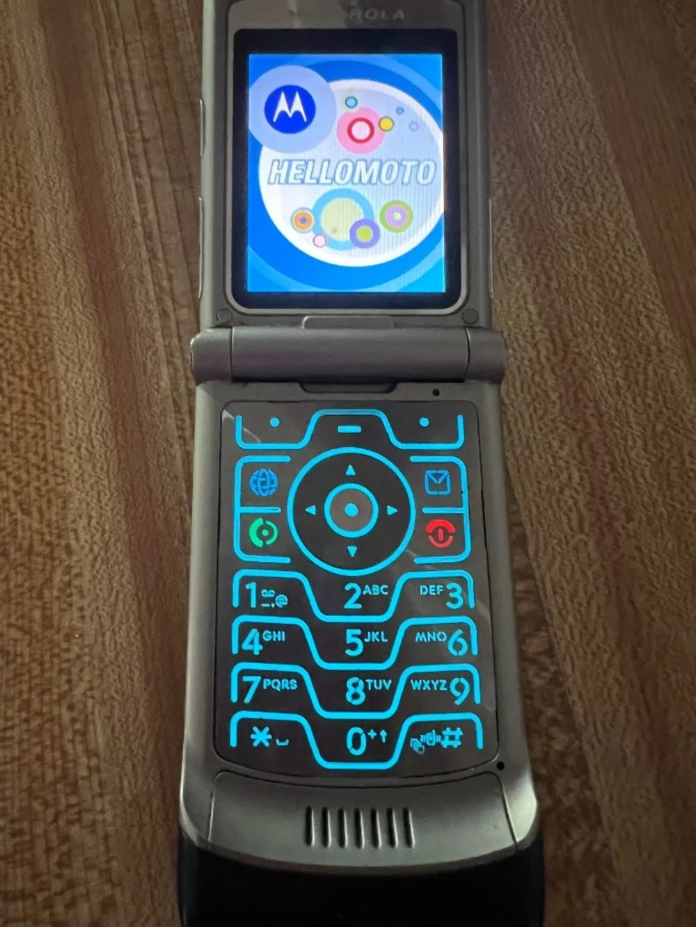 3 Vintage Motorola flip phones... with chargers.